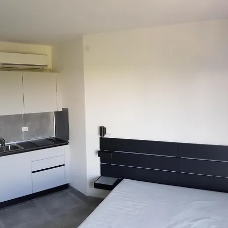 International Seaview Apartment *